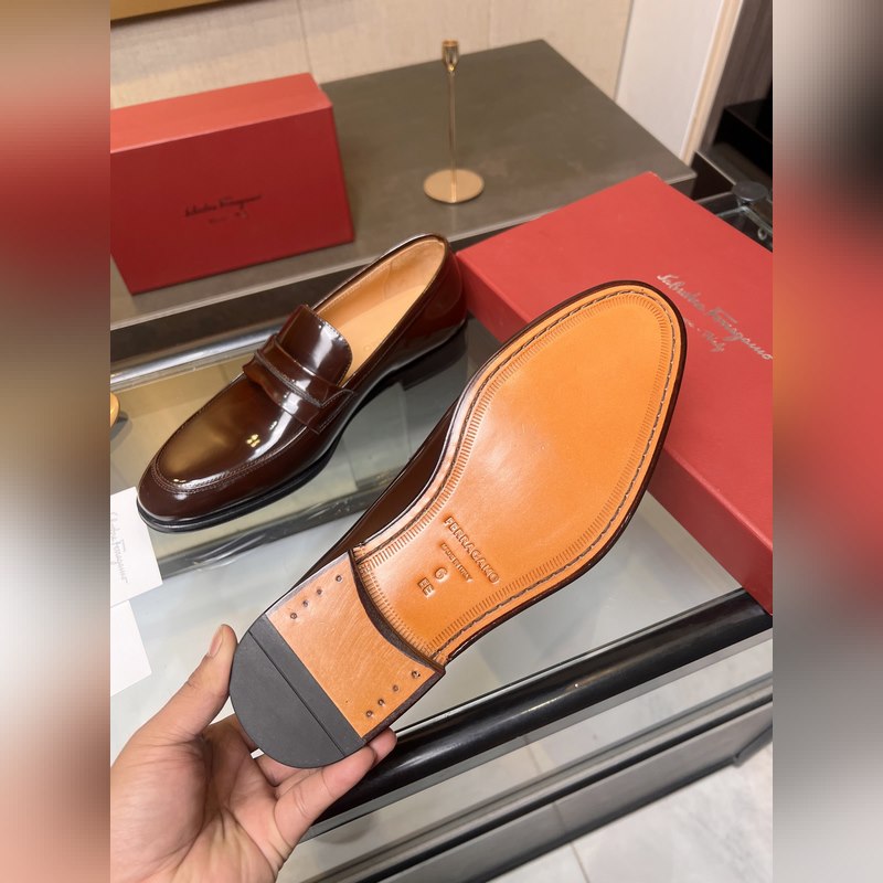菲拉格慕Ferragamo男士精品皮鞋，這款男士樂(lè)福鞋型優(yōu)雅，細(xì)節(jié)華麗，彰顯端莊