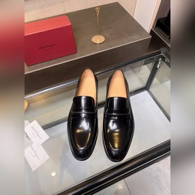 菲拉格慕Ferragamo男士精品皮鞋，這款男士樂福鞋型優雅，細節華麗，彰顯端莊