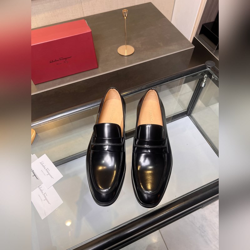 菲拉格慕Ferragamo男士精品皮鞋，這款男士樂(lè)福鞋型優(yōu)雅，細(xì)節(jié)華麗，彰顯端莊