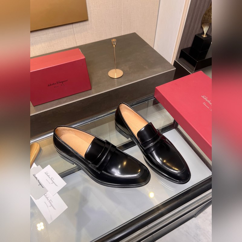 菲拉格慕Ferragamo男士精品皮鞋，這款男士樂(lè)福鞋型優(yōu)雅，細(xì)節(jié)華麗，彰顯端莊