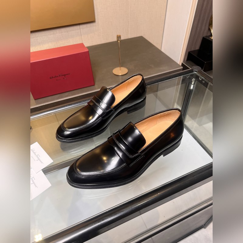 菲拉格慕Ferragamo男士精品皮鞋，這款男士樂(lè)福鞋型優(yōu)雅，細(xì)節(jié)華麗，彰顯端莊