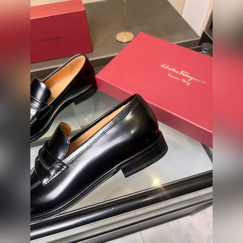 菲拉格慕Ferragamo男士精品皮鞋，這款男士樂(lè)福鞋型優(yōu)雅，細(xì)節(jié)華麗，彰顯端莊