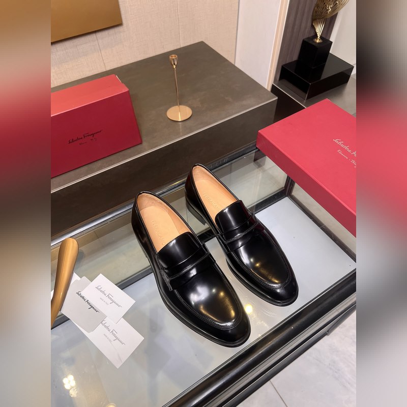 菲拉格慕Ferragamo男士精品皮鞋，這款男士樂(lè)福鞋型優(yōu)雅，細(xì)節(jié)華麗，彰顯端莊