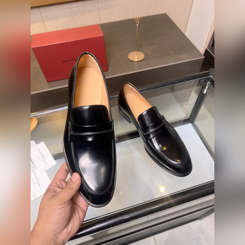 菲拉格慕Ferragamo男士精品皮鞋，這款男士樂(lè)福鞋型優(yōu)雅，細(xì)節(jié)華麗，彰顯端莊