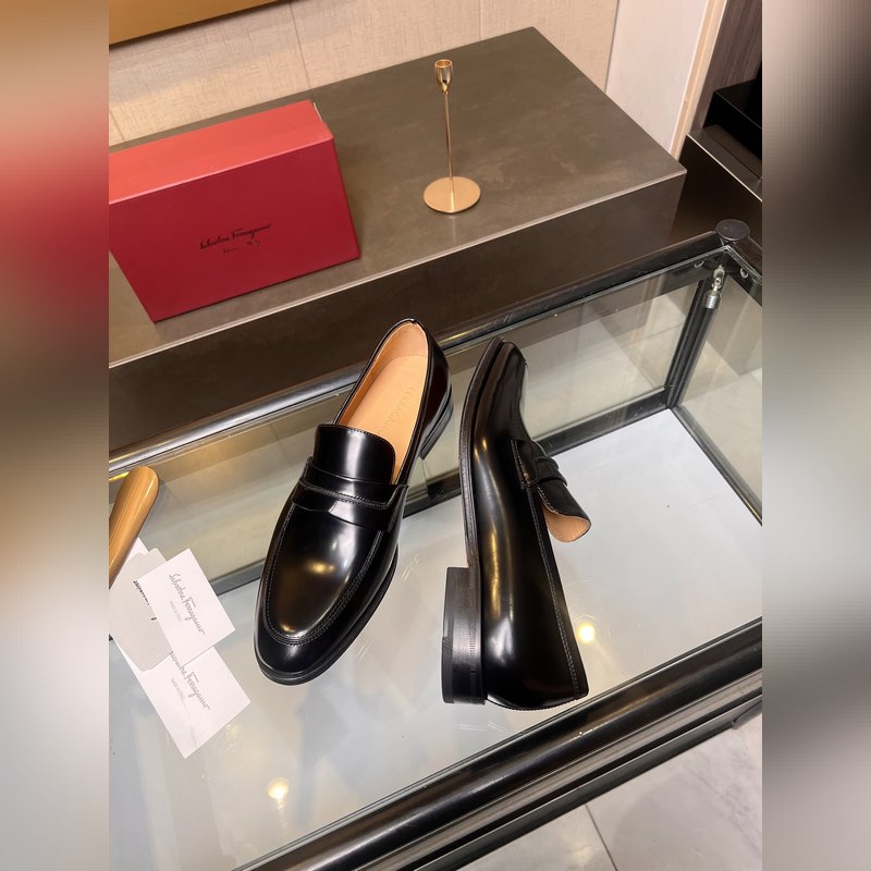 菲拉格慕Ferragamo男士精品皮鞋，這款男士樂(lè)福鞋型優(yōu)雅，細(xì)節(jié)華麗，彰顯端莊