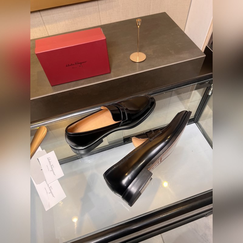 菲拉格慕Ferragamo男士精品皮鞋，這款男士樂(lè)福鞋型優(yōu)雅，細(xì)節(jié)華麗，彰顯端莊