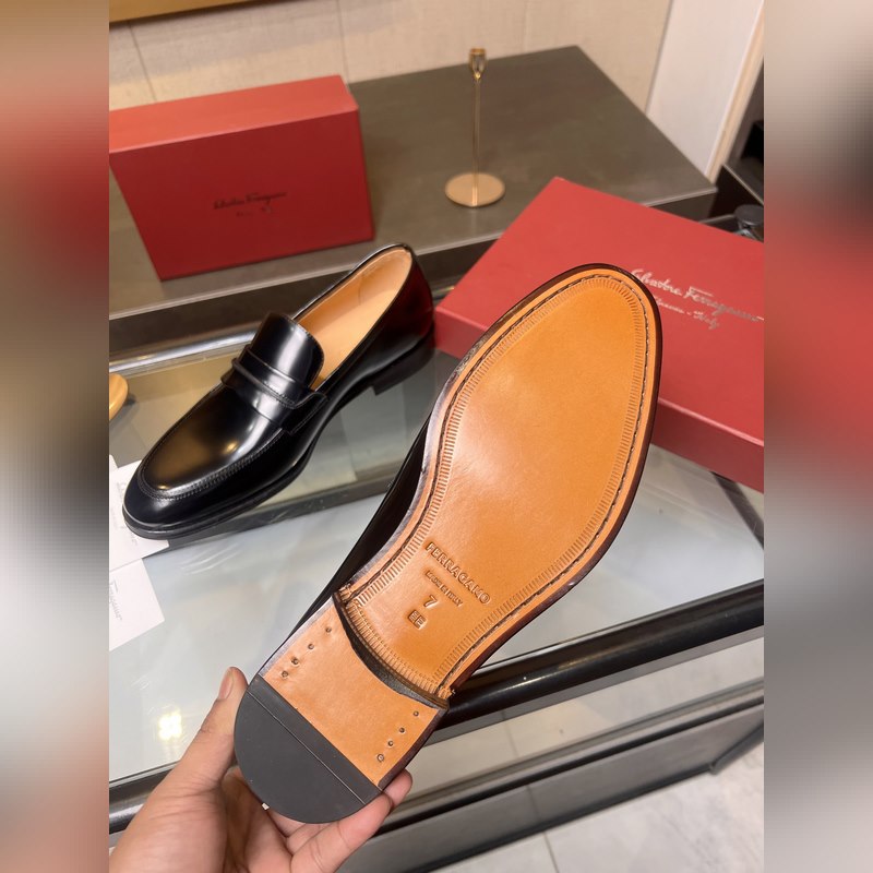 菲拉格慕Ferragamo男士精品皮鞋，這款男士樂(lè)福鞋型優(yōu)雅，細(xì)節(jié)華麗，彰顯端莊
