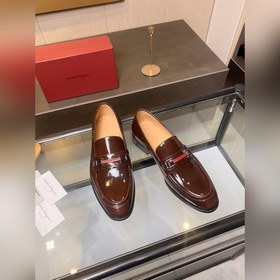 菲拉格慕Ferragamo男士精品皮鞋，這款男士樂福鞋型優雅，細節華麗，彰顯端莊