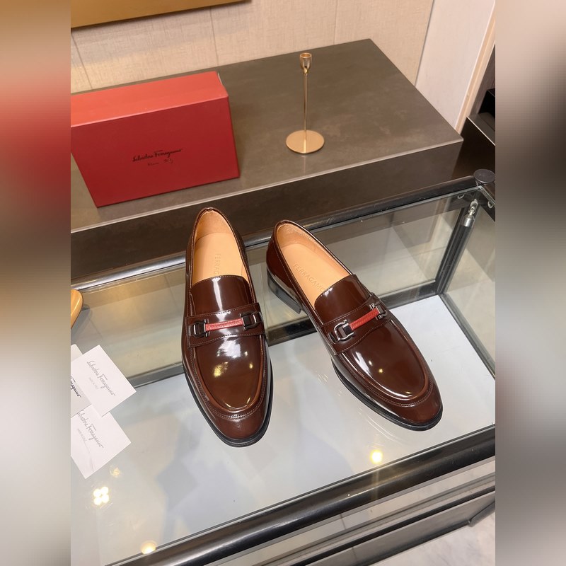 菲拉格慕Ferragamo男士精品皮鞋，這款男士樂福鞋型優(yōu)雅，細(xì)節(jié)華麗，彰顯端莊