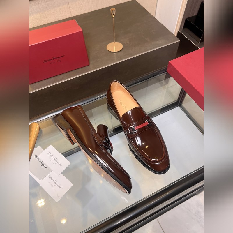 菲拉格慕Ferragamo男士精品皮鞋，這款男士樂福鞋型優(yōu)雅，細(xì)節(jié)華麗，彰顯端莊