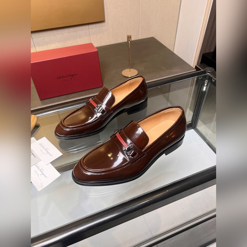 菲拉格慕Ferragamo男士精品皮鞋，這款男士樂福鞋型優(yōu)雅，細(xì)節(jié)華麗，彰顯端莊