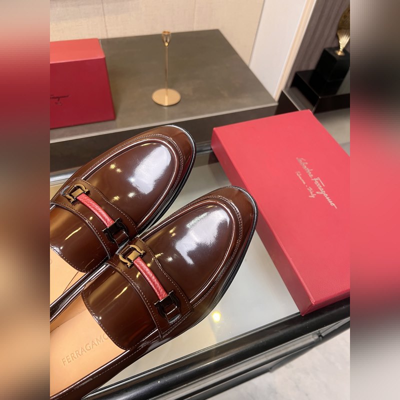 菲拉格慕Ferragamo男士精品皮鞋，這款男士樂福鞋型優(yōu)雅，細(xì)節(jié)華麗，彰顯端莊