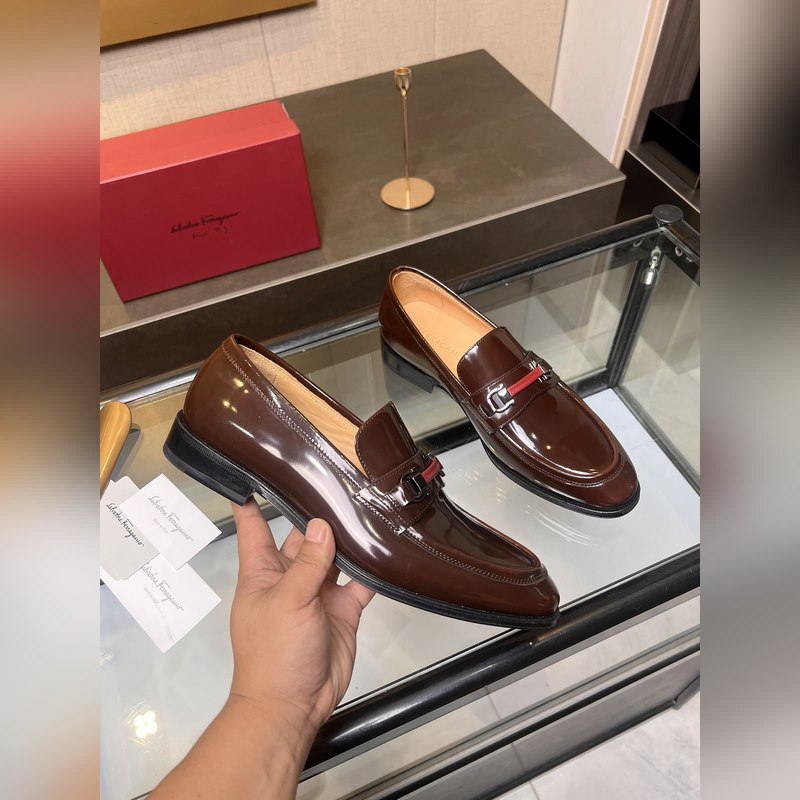 菲拉格慕Ferragamo男士精品皮鞋，這款男士樂福鞋型優(yōu)雅，細(xì)節(jié)華麗，彰顯端莊
