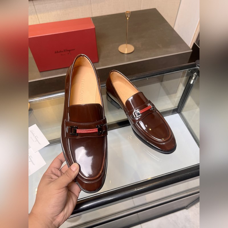 菲拉格慕Ferragamo男士精品皮鞋，這款男士樂福鞋型優(yōu)雅，細(xì)節(jié)華麗，彰顯端莊