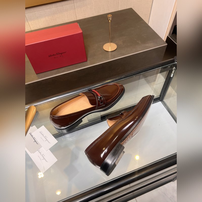 菲拉格慕Ferragamo男士精品皮鞋，這款男士樂福鞋型優(yōu)雅，細(xì)節(jié)華麗，彰顯端莊