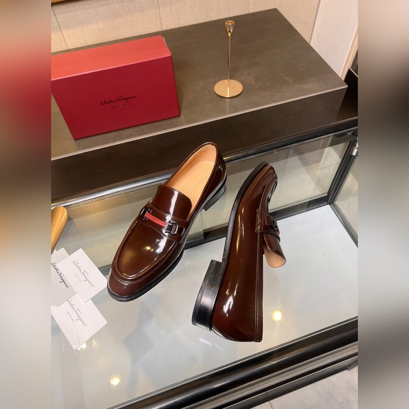 菲拉格慕Ferragamo男士精品皮鞋，這款男士樂福鞋型優(yōu)雅，細(xì)節(jié)華麗，彰顯端莊