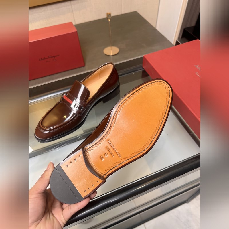 菲拉格慕Ferragamo男士精品皮鞋，這款男士樂福鞋型優(yōu)雅，細(xì)節(jié)華麗，彰顯端莊