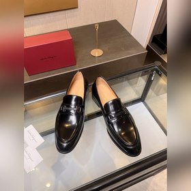 菲拉格慕Ferragamo男士精品皮鞋，這款男士樂福鞋型優雅，細節華麗，彰顯端莊