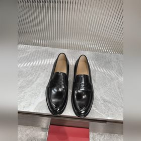 菲拉格慕Ferragamo男士精品皮鞋，這款男士樂福鞋型優雅，細節華麗，彰顯端莊