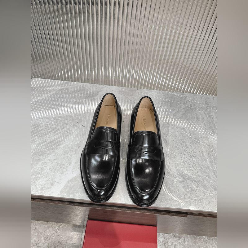 菲拉格慕Ferragamo男士精品皮鞋，這款男士樂福鞋型優雅，細節華麗，彰顯端莊