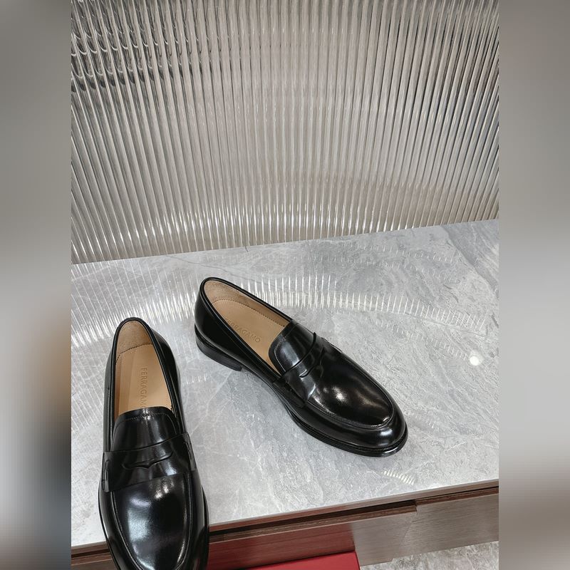 菲拉格慕Ferragamo男士精品皮鞋，這款男士樂福鞋型優雅，細節華麗，彰顯端莊
