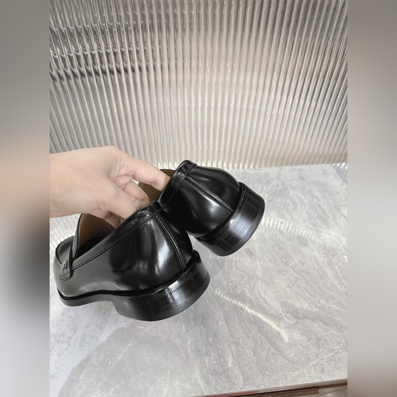 菲拉格慕Ferragamo男士精品皮鞋，這款男士樂福鞋型優雅，細節華麗，彰顯端莊