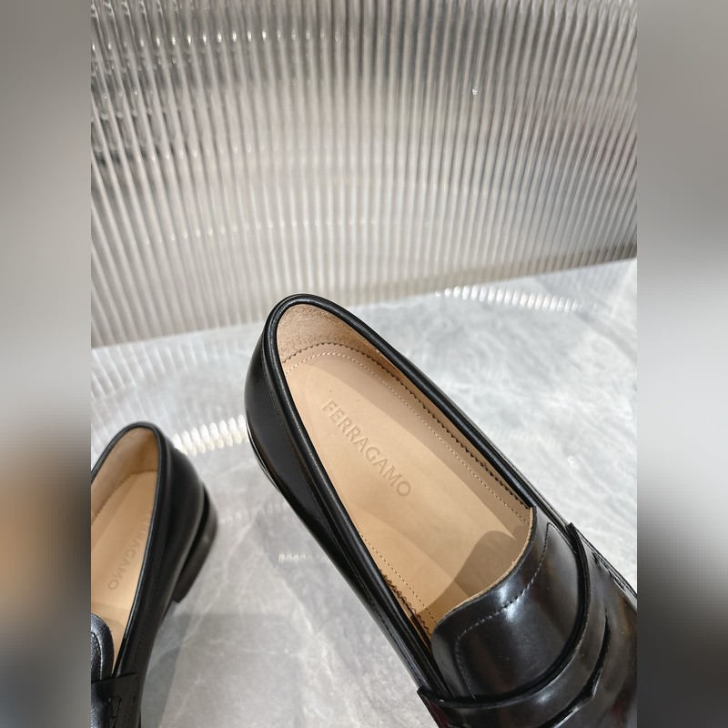 菲拉格慕Ferragamo男士精品皮鞋，這款男士樂福鞋型優雅，細節華麗，彰顯端莊