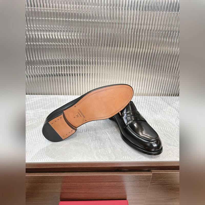 菲拉格慕Ferragamo男士精品皮鞋，這款男士樂福鞋型優雅，細節華麗，彰顯端莊