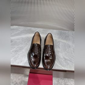 菲拉格慕Ferragamo男士精品皮鞋，這款男士樂福鞋型優雅，細節華麗，彰顯端莊