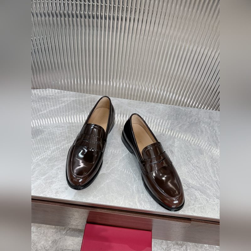 菲拉格慕Ferragamo男士精品皮鞋，這款男士樂福鞋型優雅，細節華麗，彰顯端莊
