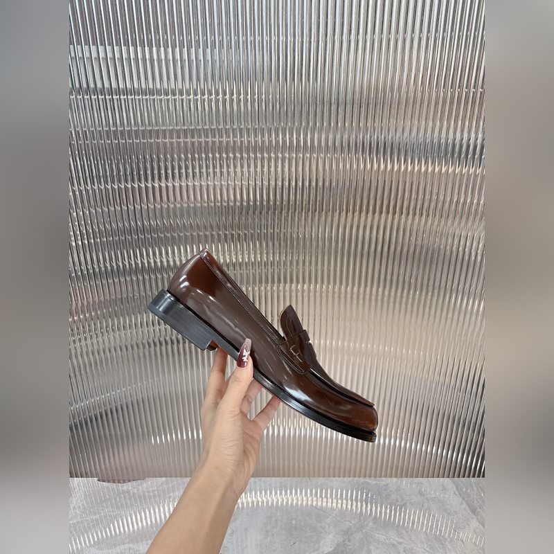 菲拉格慕Ferragamo男士精品皮鞋，這款男士樂福鞋型優雅，細節華麗，彰顯端莊