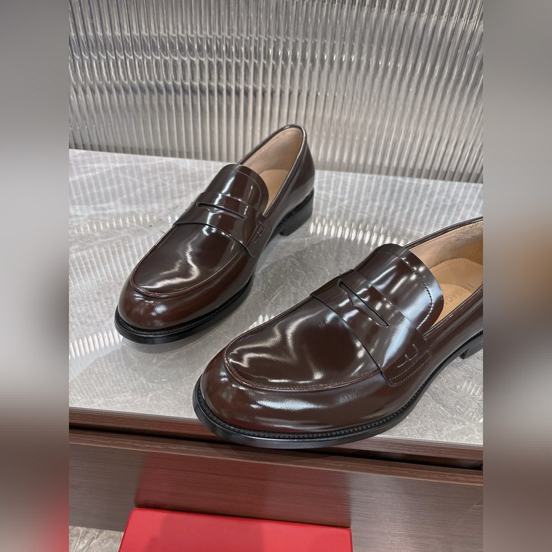 菲拉格慕Ferragamo男士精品皮鞋，這款男士樂福鞋型優雅，細節華麗，彰顯端莊