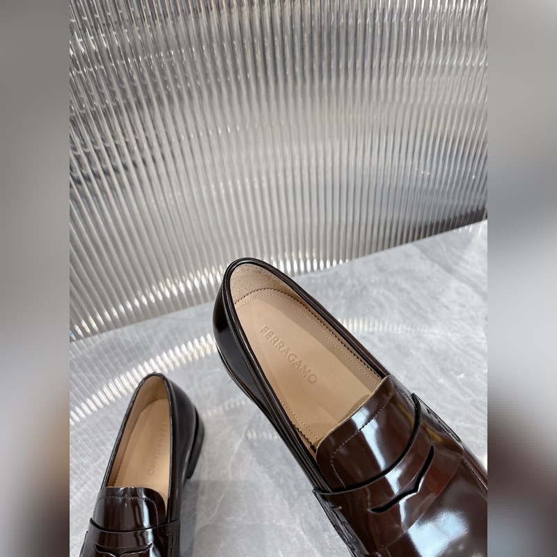 菲拉格慕Ferragamo男士精品皮鞋，這款男士樂福鞋型優雅，細節華麗，彰顯端莊