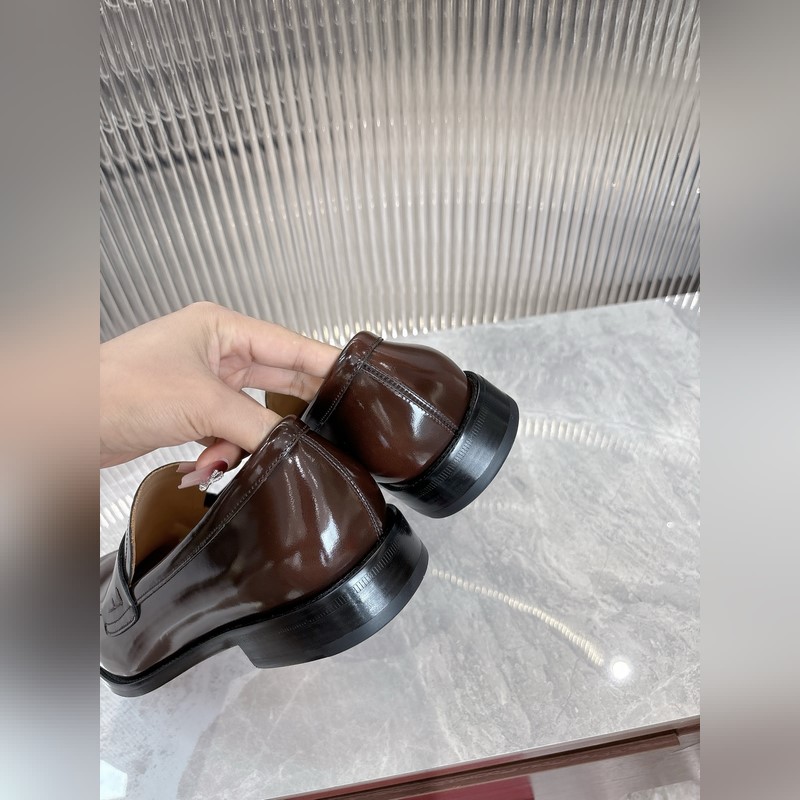 菲拉格慕Ferragamo男士精品皮鞋，這款男士樂福鞋型優雅，細節華麗，彰顯端莊