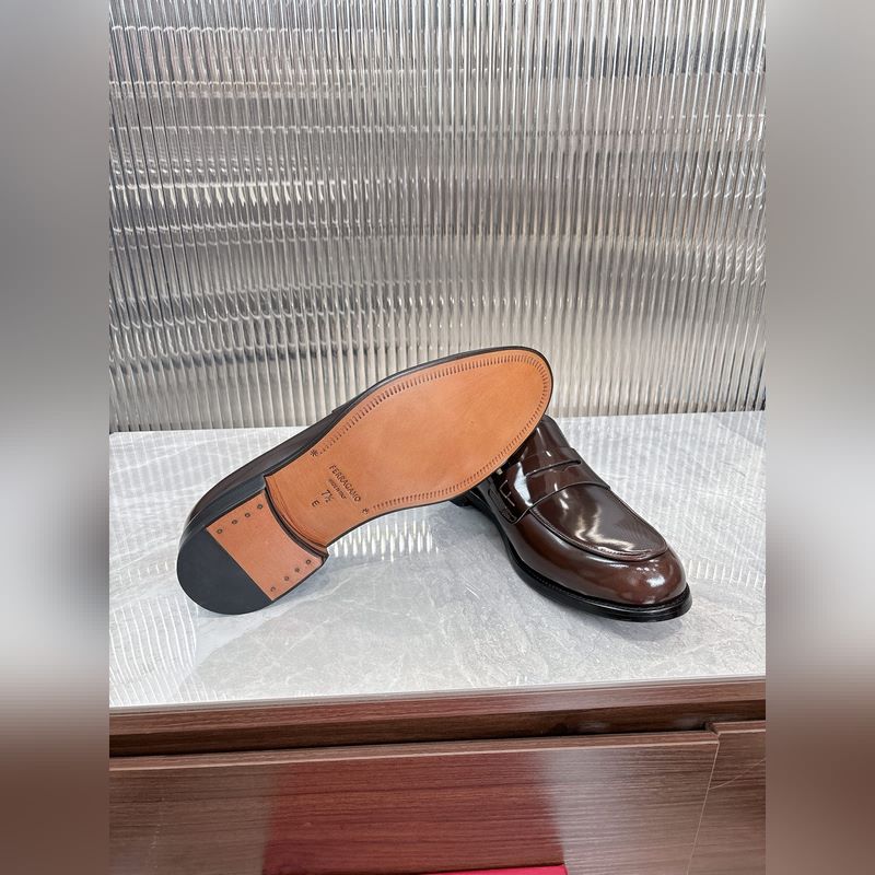 菲拉格慕Ferragamo男士精品皮鞋，這款男士樂福鞋型優雅，細節華麗，彰顯端莊