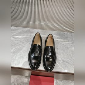 菲拉格慕Ferragamo男士精品皮鞋，這款男士樂福鞋型優雅，細節華麗，彰顯端莊