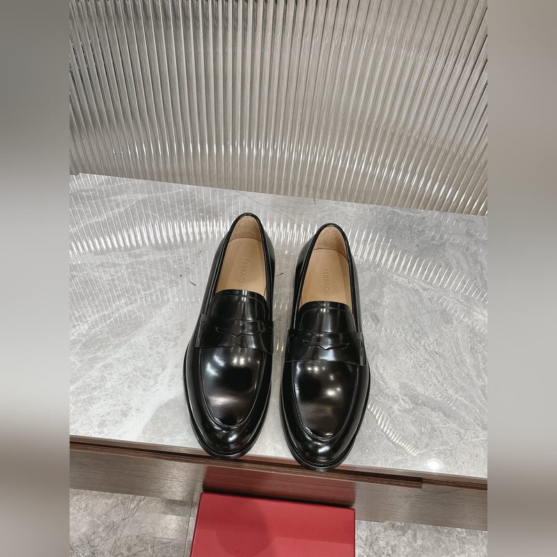 菲拉格慕Ferragamo男士精品皮鞋，這款男士樂福鞋型優雅，細節華麗，彰顯端莊