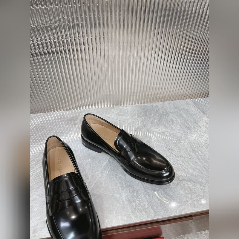 菲拉格慕Ferragamo男士精品皮鞋，這款男士樂福鞋型優雅，細節華麗，彰顯端莊