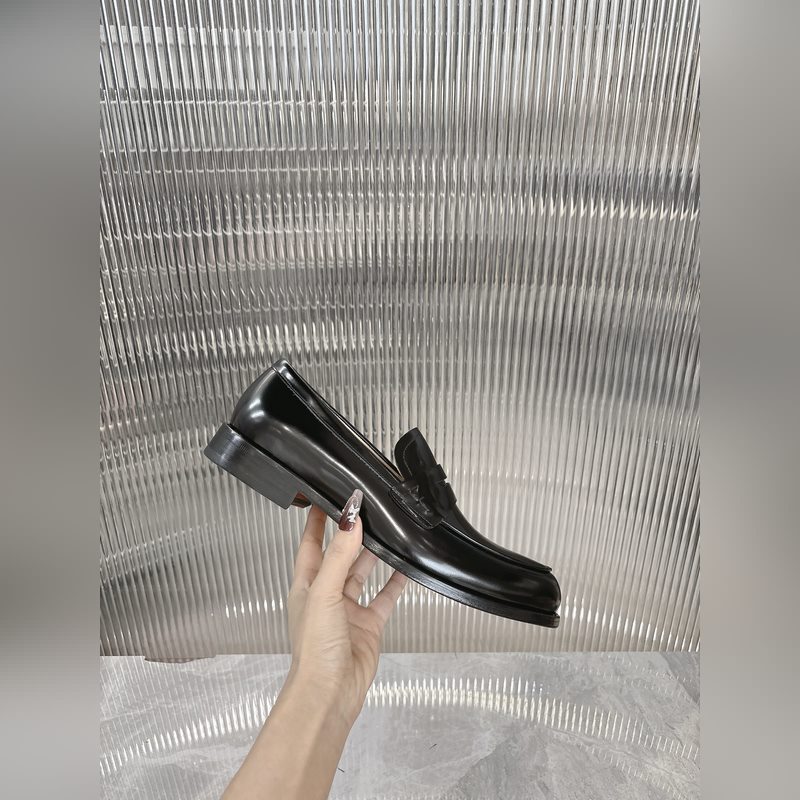 菲拉格慕Ferragamo男士精品皮鞋，這款男士樂福鞋型優雅，細節華麗，彰顯端莊