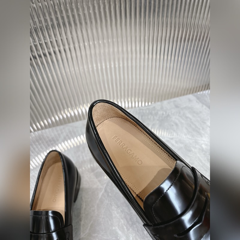 菲拉格慕Ferragamo男士精品皮鞋，這款男士樂福鞋型優雅，細節華麗，彰顯端莊