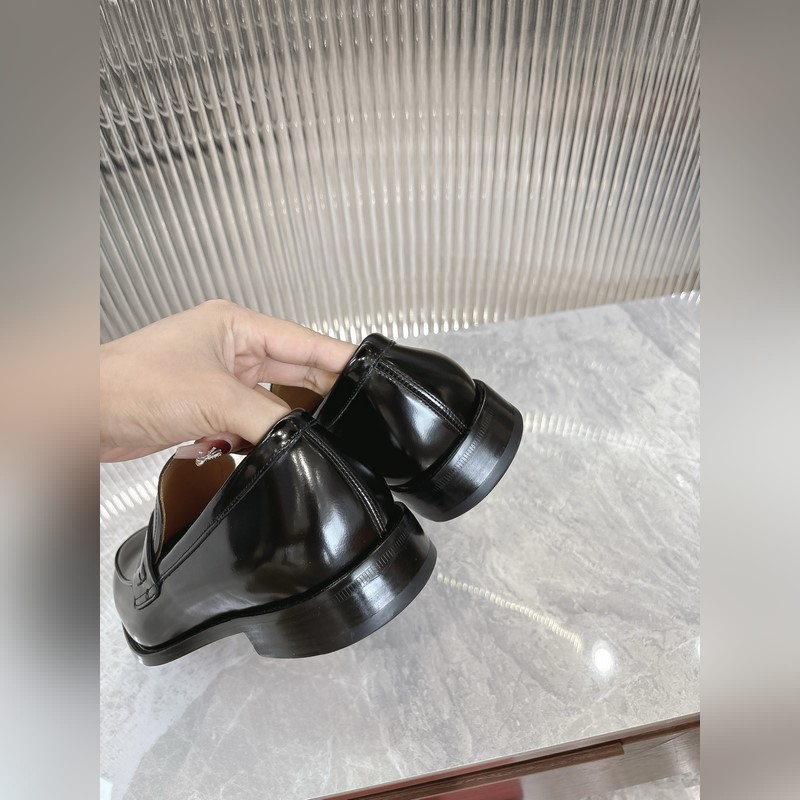 菲拉格慕Ferragamo男士精品皮鞋，這款男士樂福鞋型優雅，細節華麗，彰顯端莊