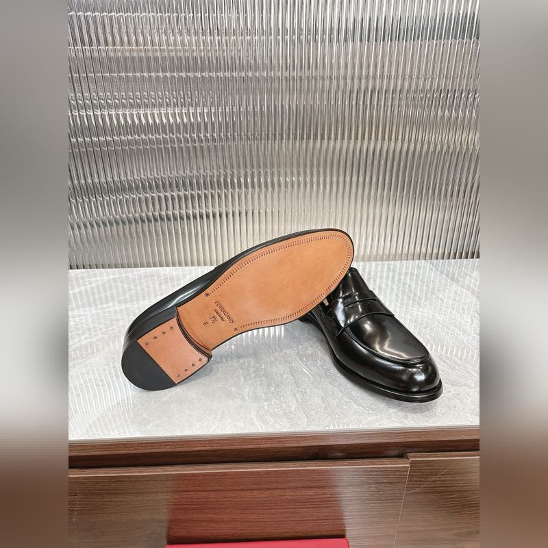 菲拉格慕Ferragamo男士精品皮鞋，這款男士樂福鞋型優雅，細節華麗，彰顯端莊