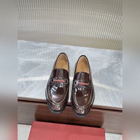 菲拉格慕Ferragamo男士精品皮鞋，這款男士樂福鞋型優雅，細節華麗，彰顯端莊