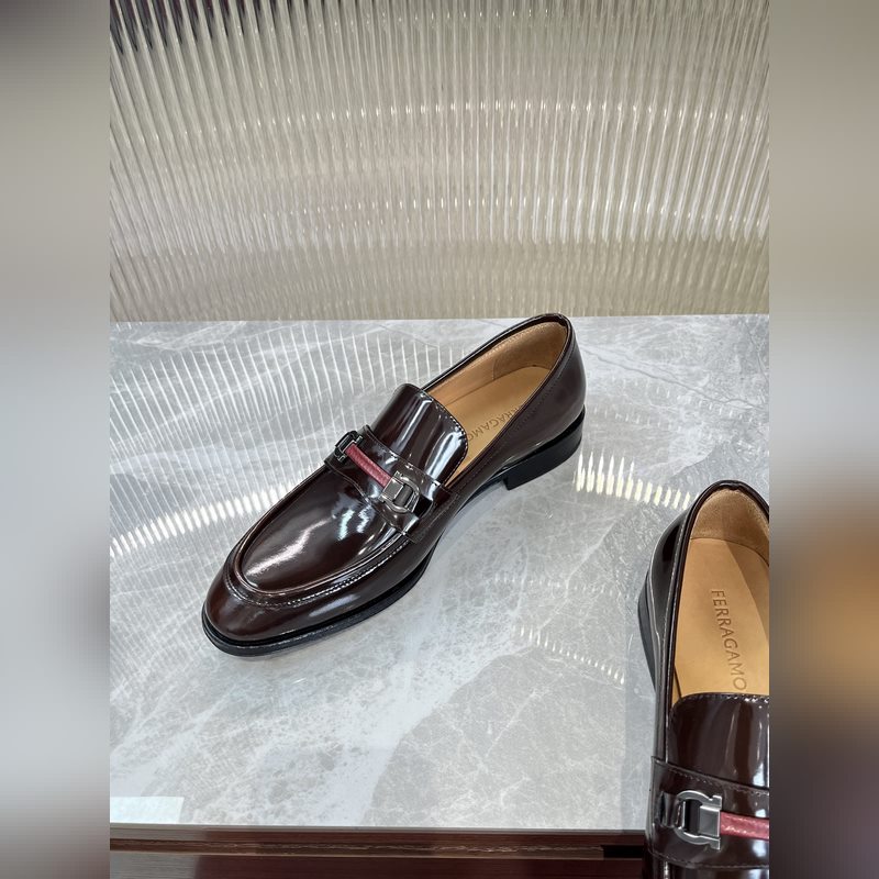 菲拉格慕Ferragamo男士精品皮鞋，這款男士樂福鞋型優(yōu)雅，細(xì)節(jié)華麗，彰顯端莊