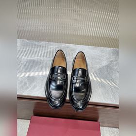 菲拉格慕Ferragamo男士精品皮鞋，這款男士樂福鞋型優雅，細節華麗，彰顯端莊