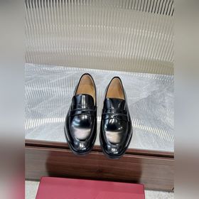 菲拉格慕Ferragamo男士精品皮鞋，這款男士樂福鞋型優雅，細節華麗，彰顯端莊