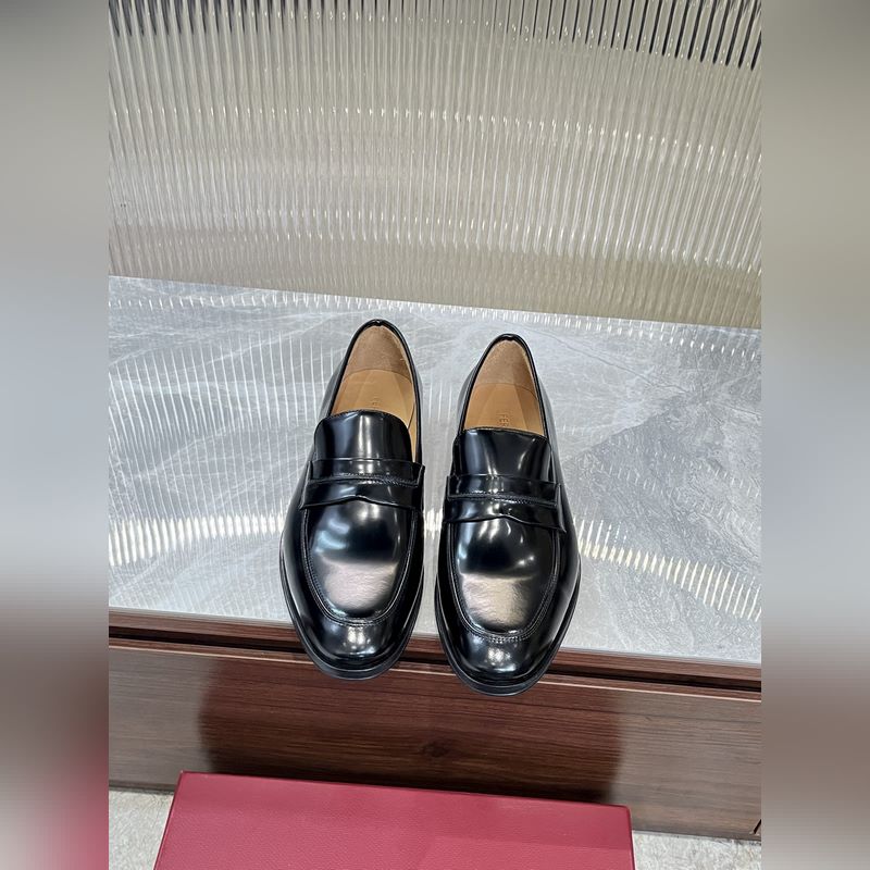 菲拉格慕Ferragamo男士精品皮鞋，這款男士樂福鞋型優雅，細節華麗，彰顯端莊