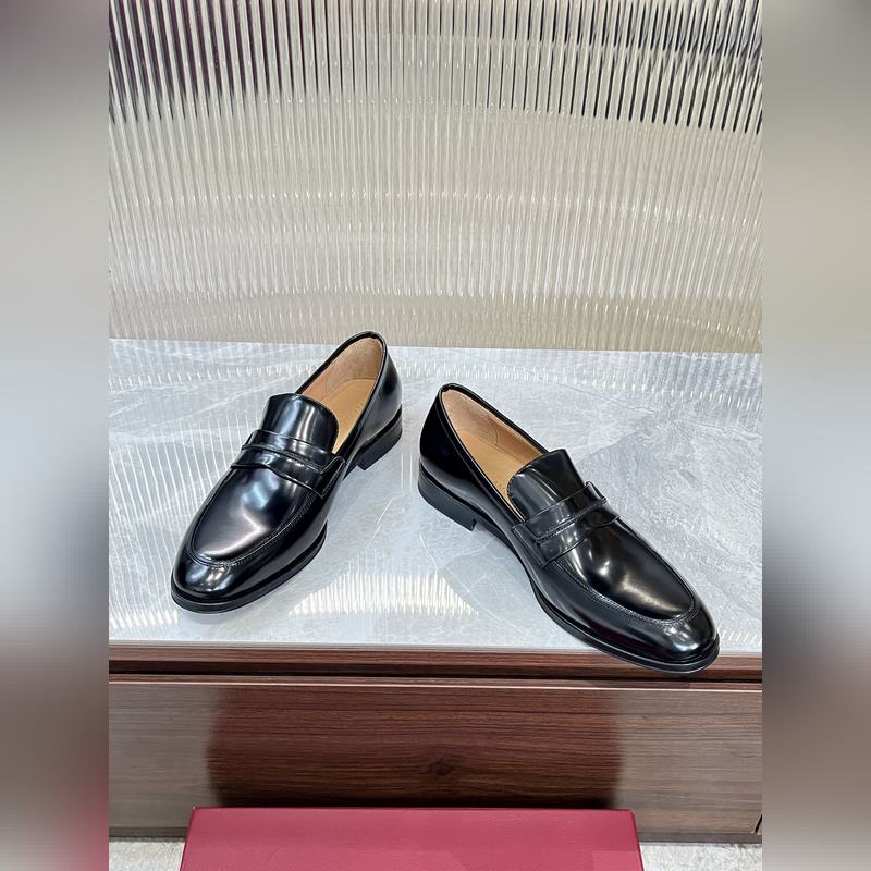 菲拉格慕Ferragamo男士精品皮鞋，這款男士樂福鞋型優雅，細節華麗，彰顯端莊