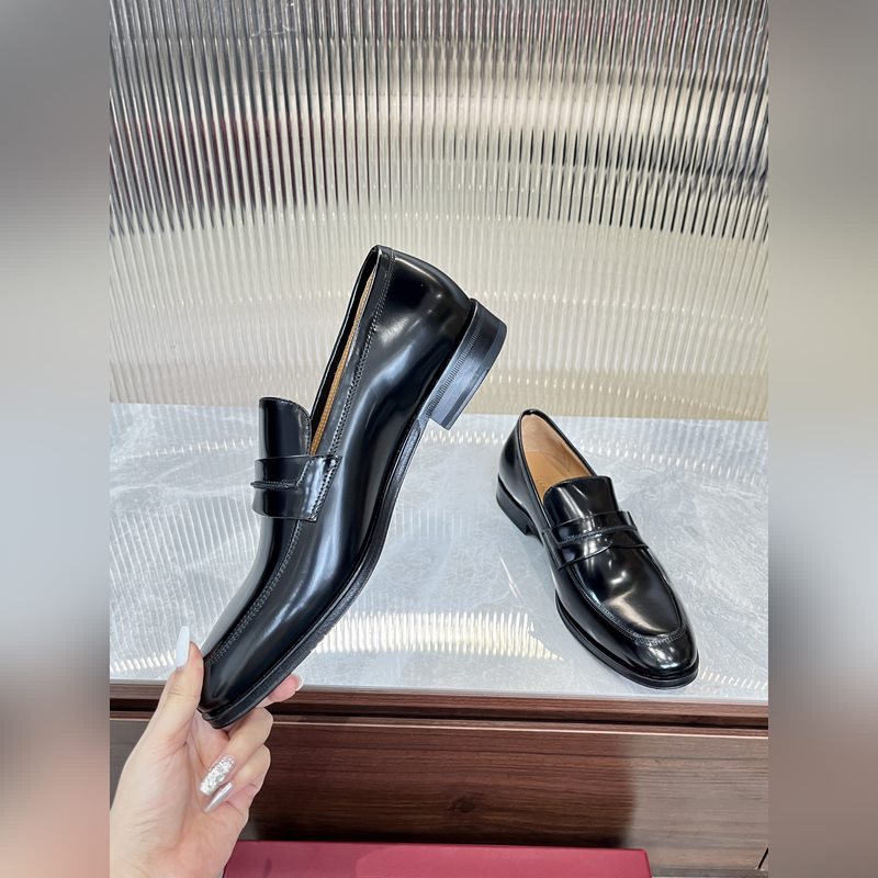 菲拉格慕Ferragamo男士精品皮鞋，這款男士樂福鞋型優雅，細節華麗，彰顯端莊