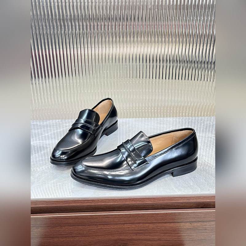 菲拉格慕Ferragamo男士精品皮鞋，這款男士樂福鞋型優雅，細節華麗，彰顯端莊